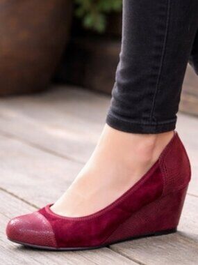 Ros Hommerson Dark Romance Red Harlow Suede Capped Toe Comfort Wedge Pump Sz 8